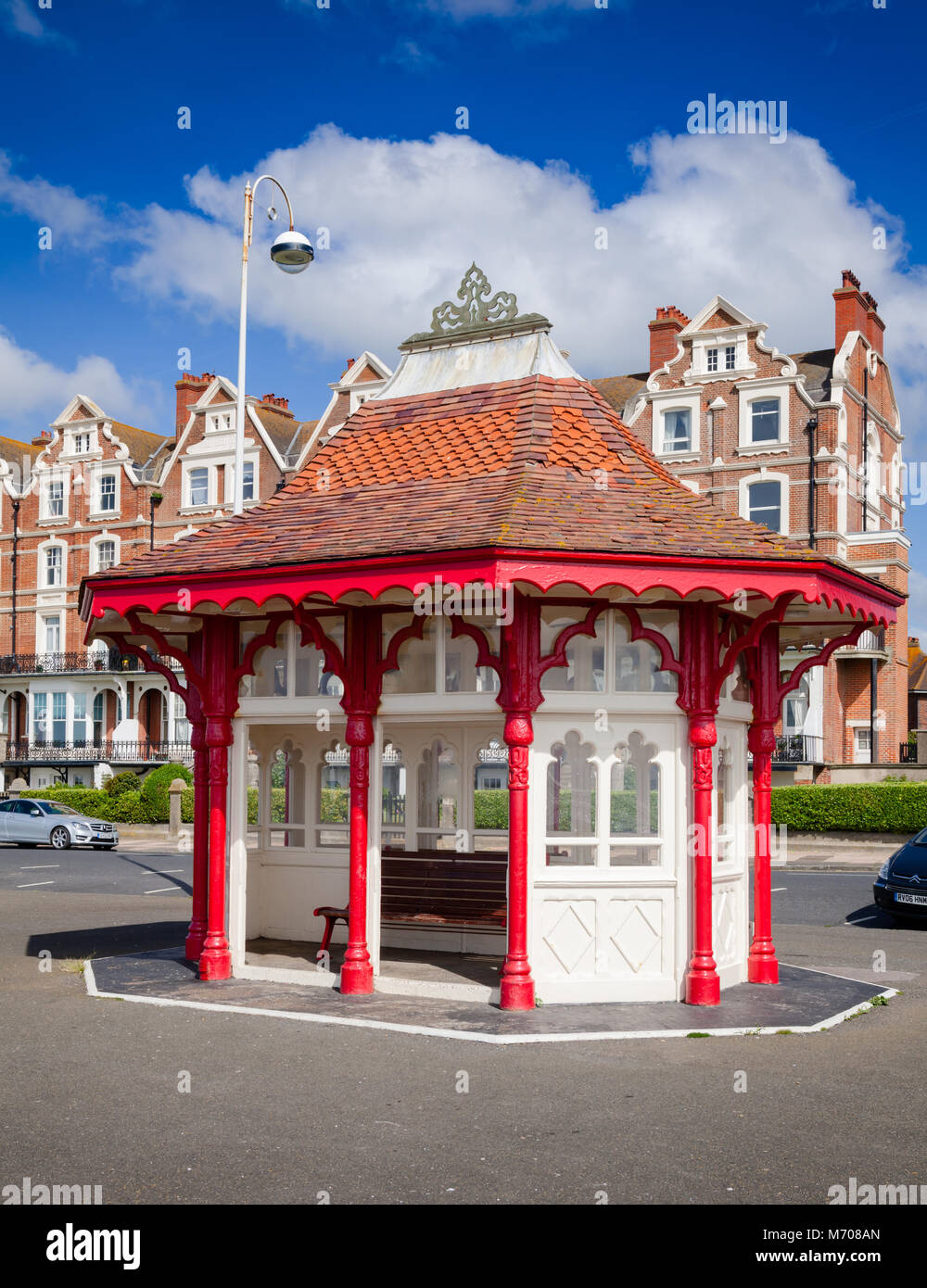 BEXHILL-on-Sea, Großbritannien - Jun 4, 2013: Victorian Holz- meer Tierheim und Sitzgelegenheiten im beliebten Badeort Bexhill-on-Sea in East Sussex Stockfoto