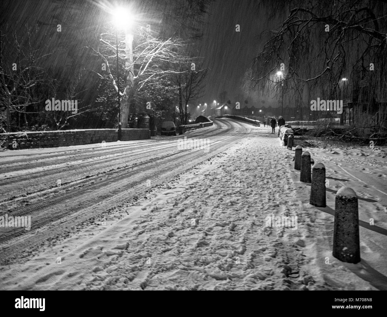 Spät am Abend Schneefall in Otley, Bridge Street und der Brücke über den River Wharfe Stockfoto