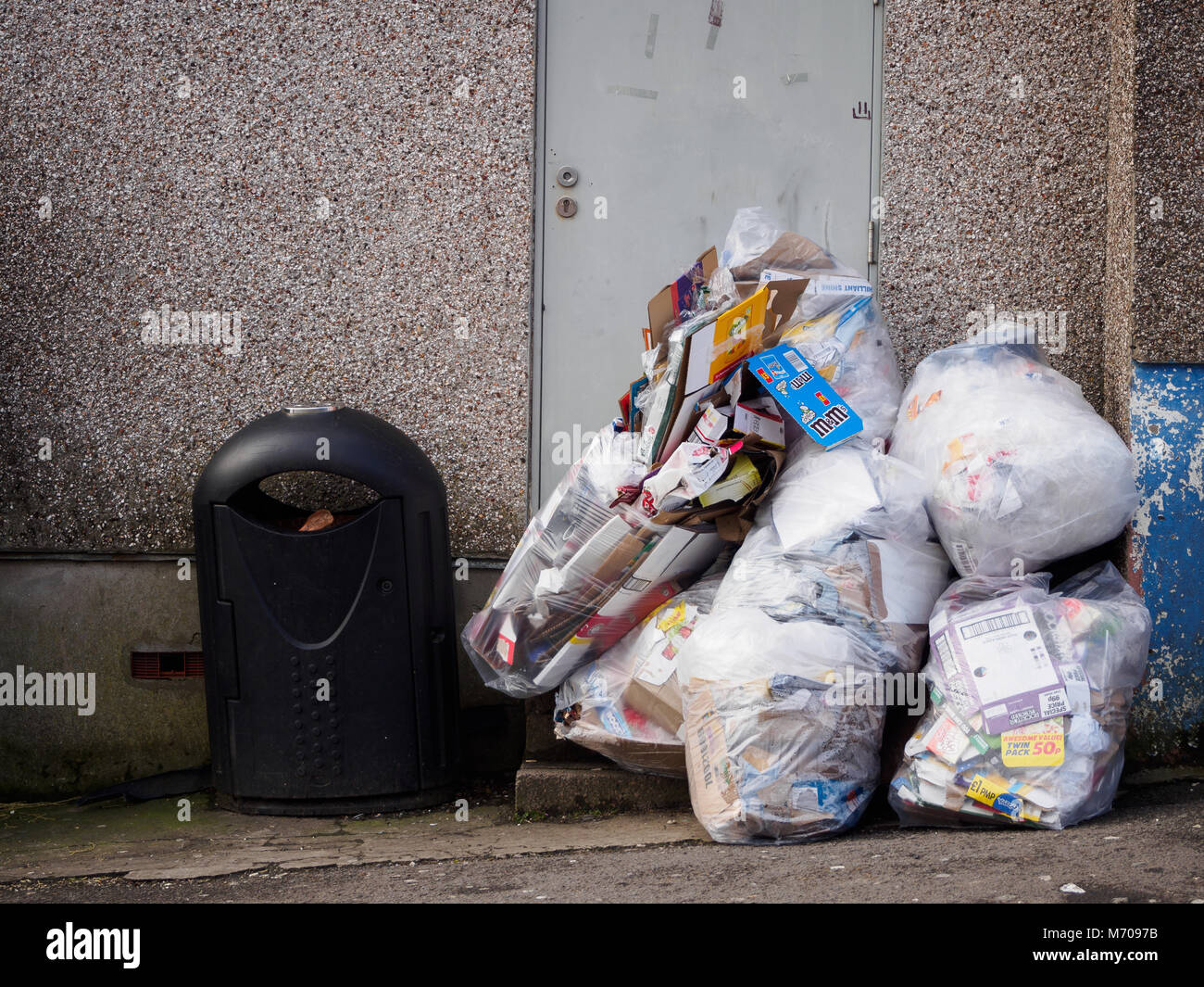 Müll mit Ausgabefach Stockfoto