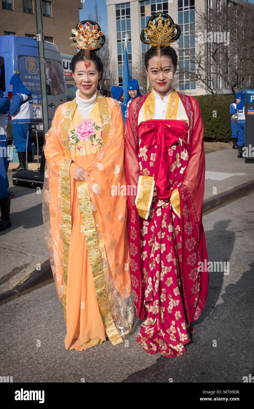 Ziemlich Falun Dafa marchers in wunderschönen Kostümen posieren für ein Foto vor dem chinesischen Neujahr Parade in Flushing, Queens, New York City Stockfoto