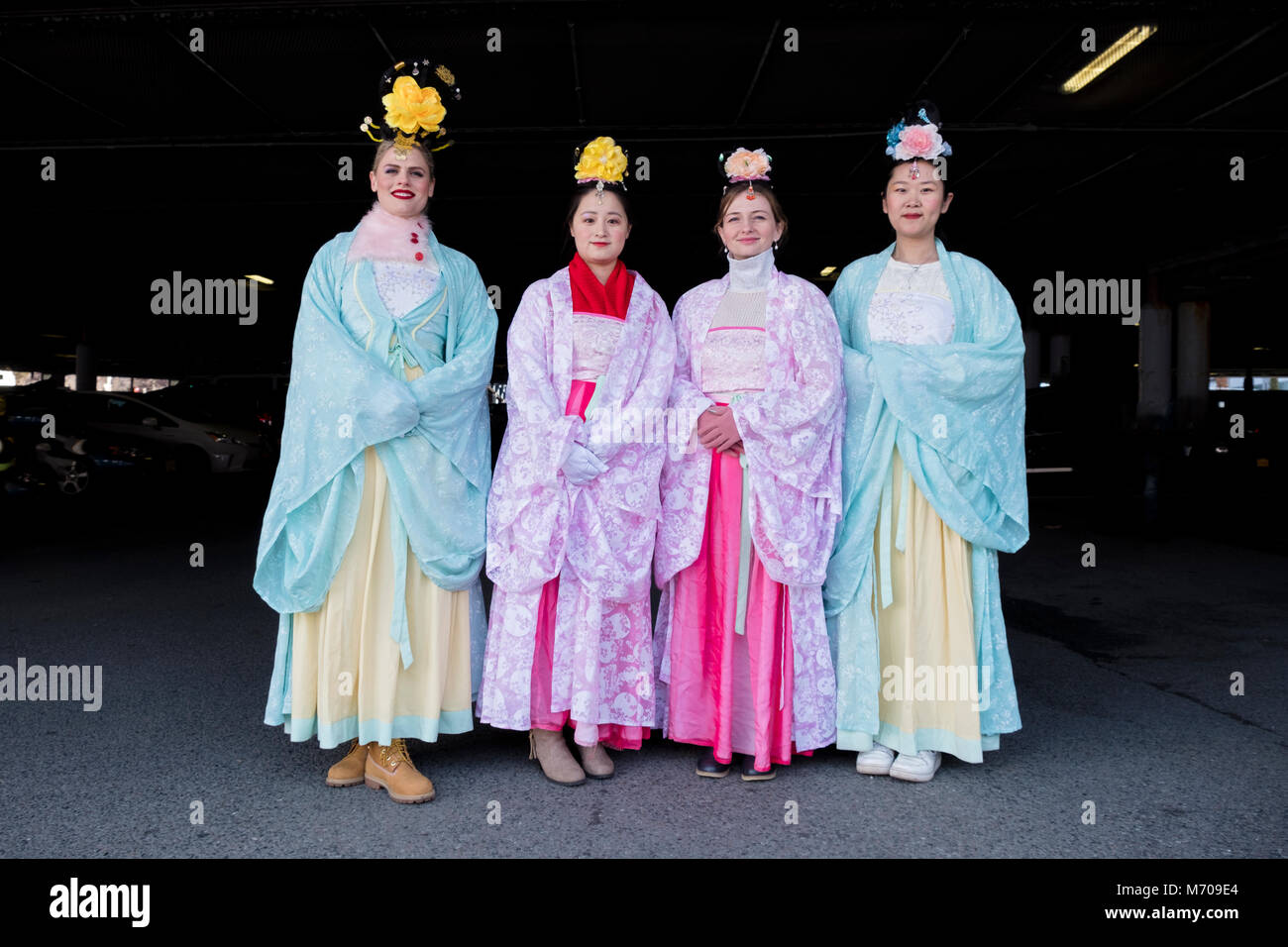 Ziemlich Falun Dafa marcher in wunderschönen Kostümen posieren für ein Foto vor dem chinesischen Neujahr Parade in Flushing, Queens, New York City Stockfoto