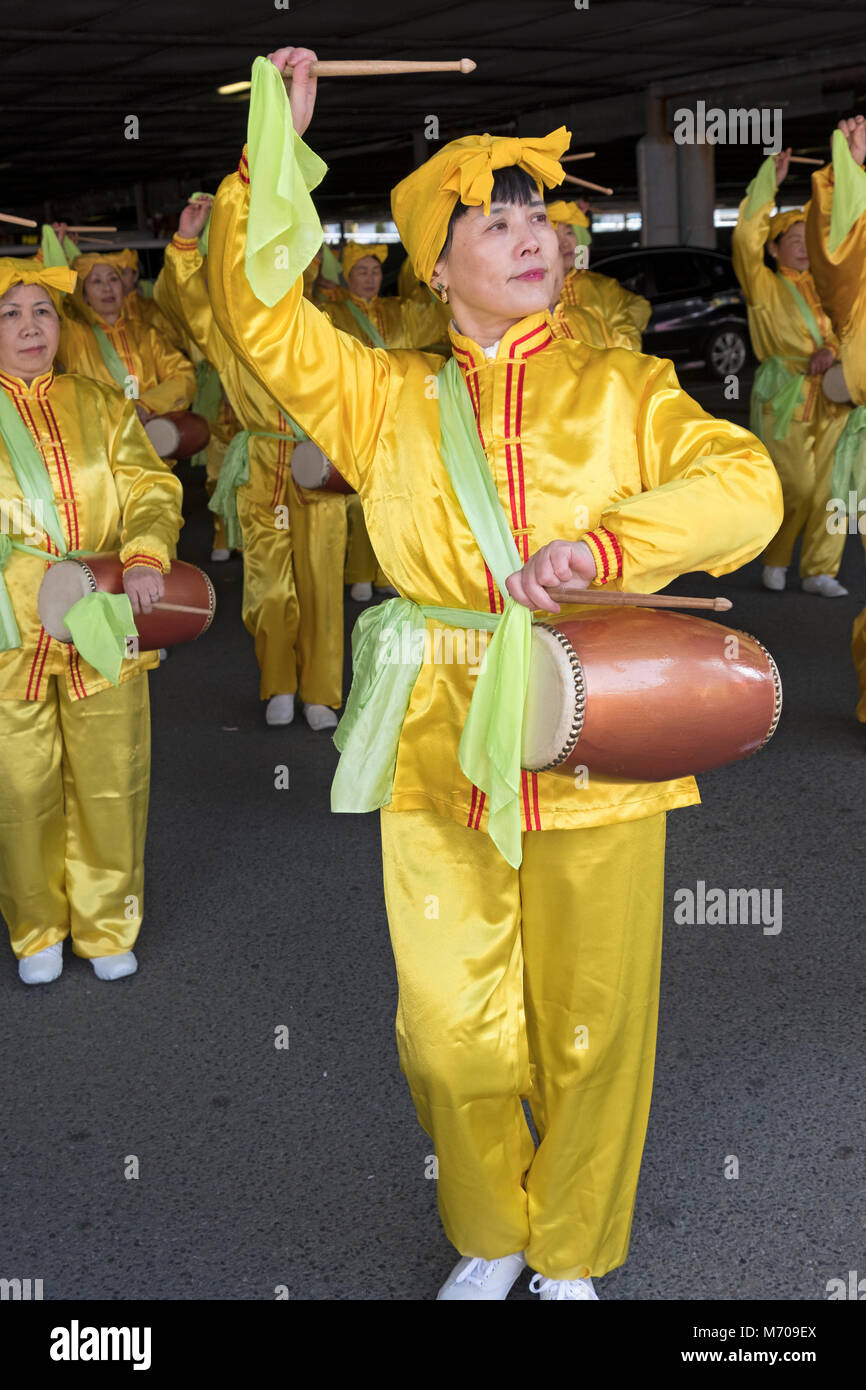 Eine Gruppe von Frauen, die Falun Dafa marchers Proben vor dem chinesischen Neujahr Parade in Flushing, Queens, New York City. Stockfoto