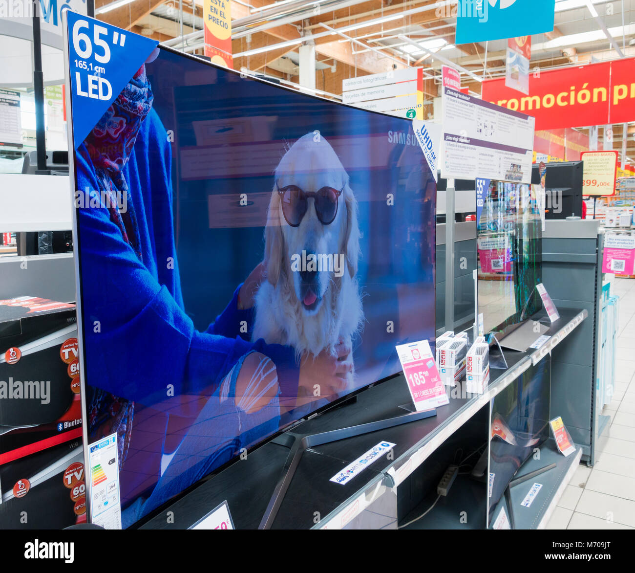 Samsung 65" UHD 4K gekrümmte Smart TV in spanischen Supermarkt Stockfoto