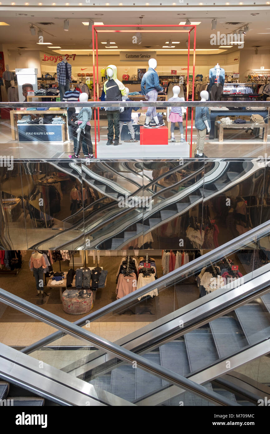 Einen Blick auf die Spärlichen nachmittag Masse bei Macy's in die Danbury Fair Mall in Danbury, connectict. Stockfoto