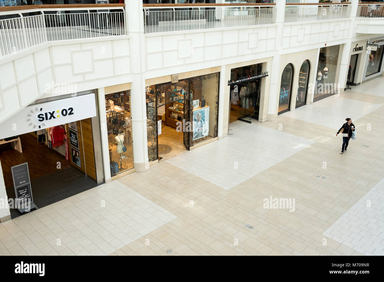 Ein Blick von Oben auf die Spärlichen nachmittag Masse an die Danbury Fair Mall in Danbury, connectict. Stockfoto