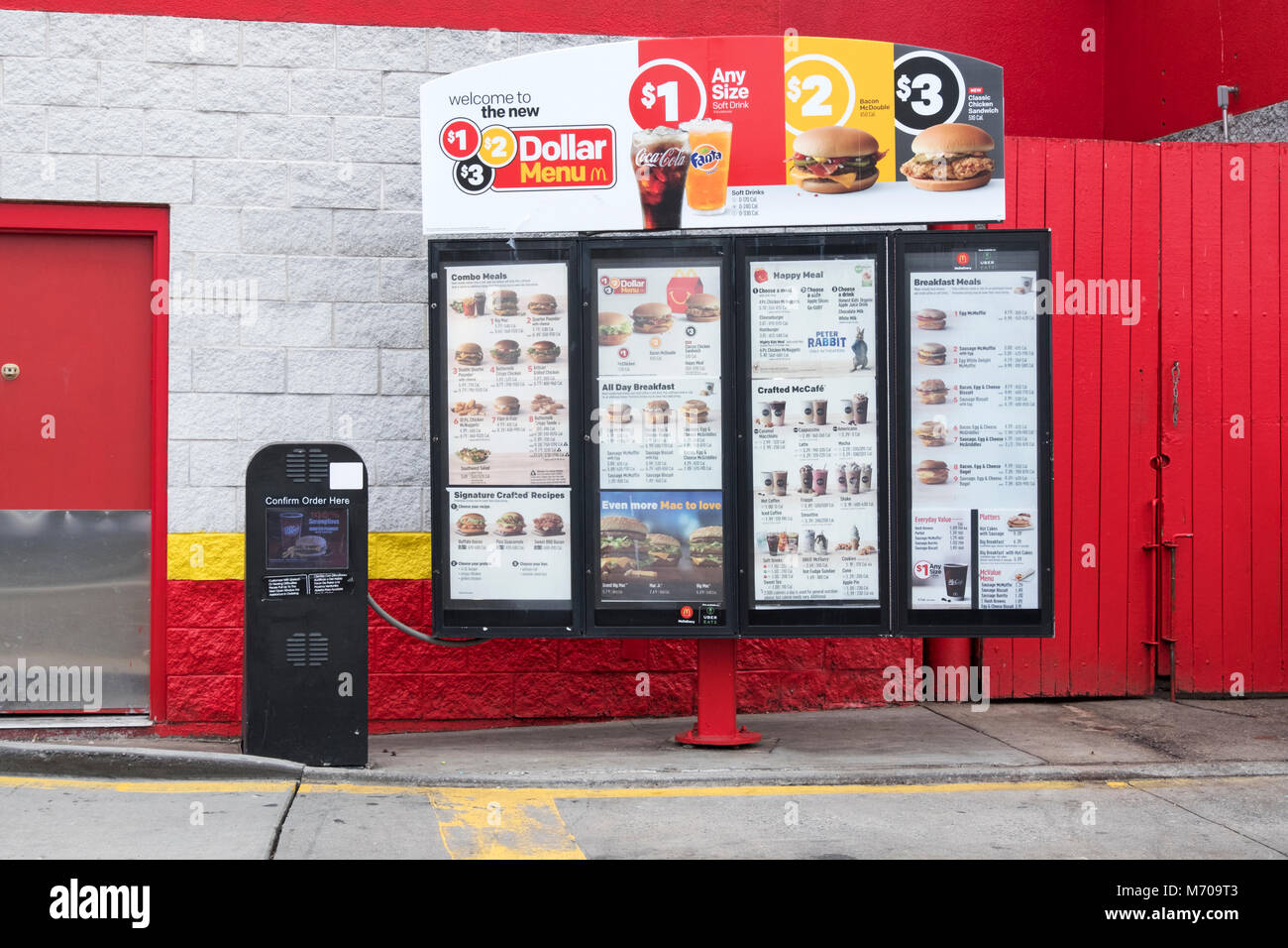 Das Menü für die Fahrt durch den Kunden bei McDonald's Fast Food Restaurant in Whitestone, Queens, New York Stockfoto