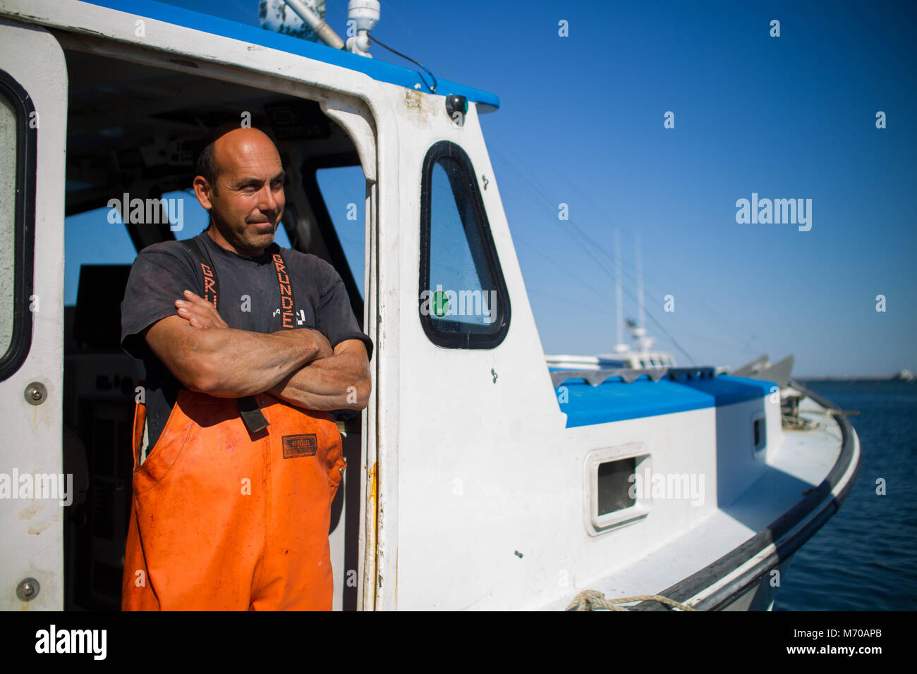 Fischer arbeiten an der Chatham Fish Pier in Chatham, Massachusetts Auf Cape Cod Stockfoto