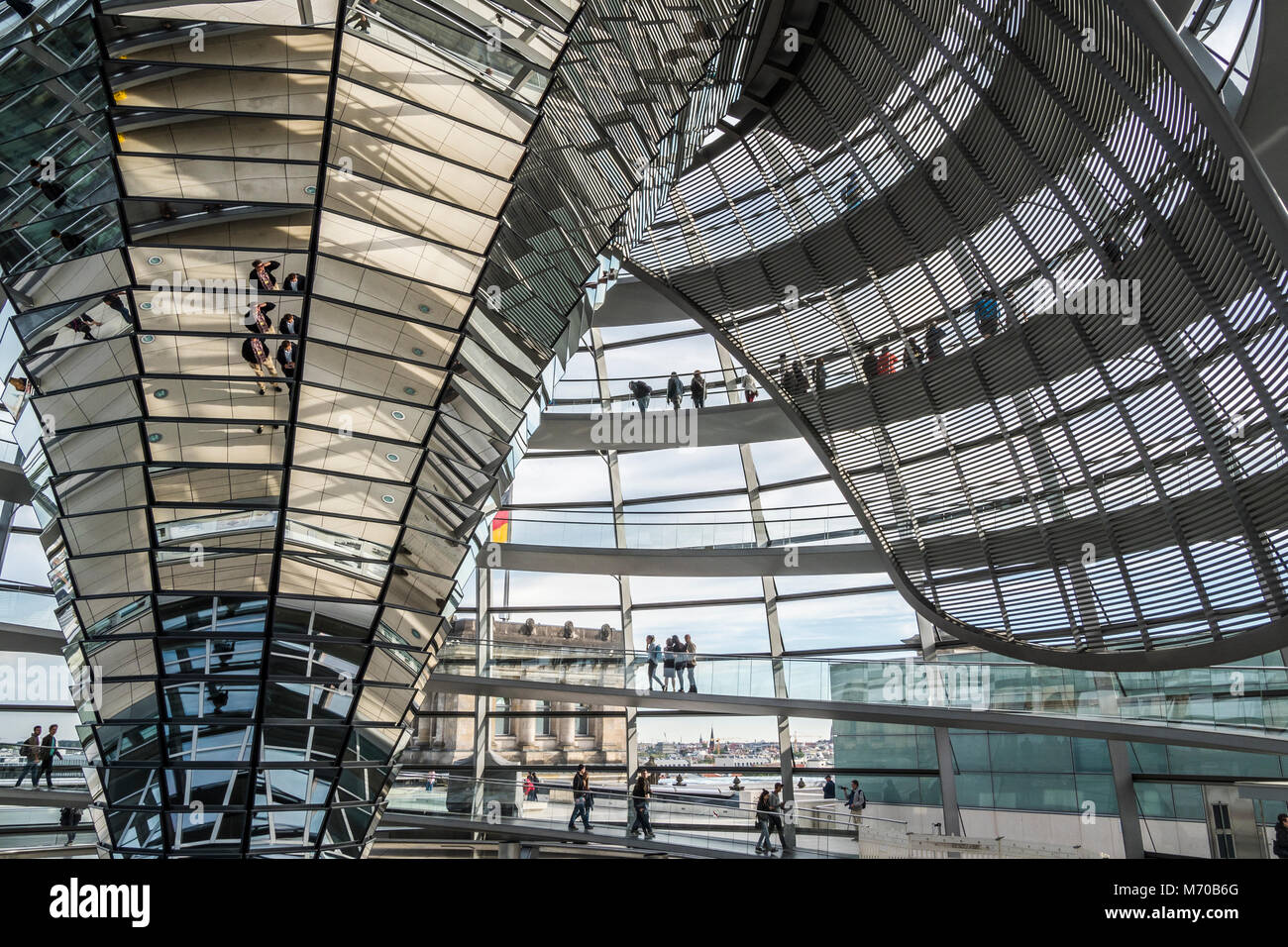 Die Kuppel auf dem Reichstagsgebäude, entlang der Spree, Berlin, Deutschland. Von Sir Norman Foster entworfen Stockfoto