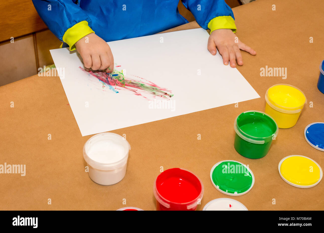 Kind Hände in bunten paits gemalt. Bildung, Schule, Kreativität und Malerei Konzept. Soft Focus eine verschwommen Stockfoto