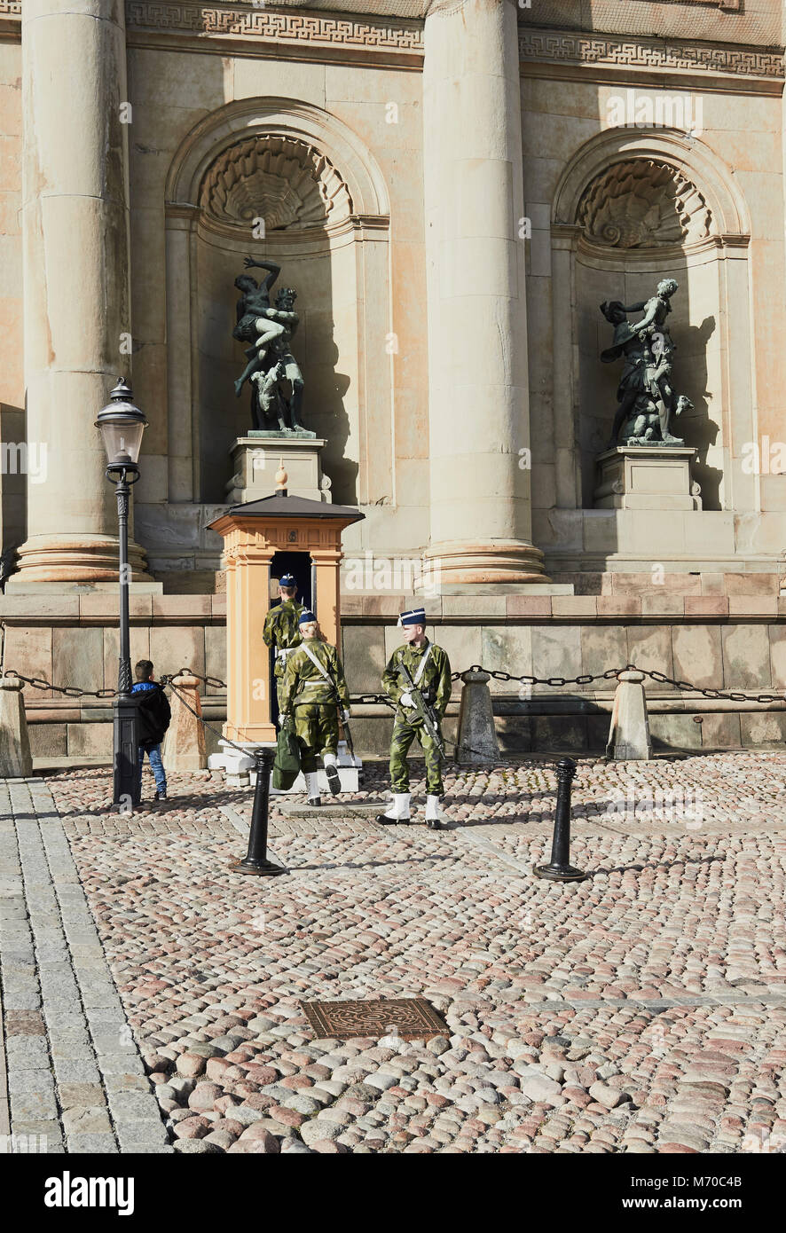 Schutzvorrichtungen auf Pflicht außerhalb der Königliche Palast (Kungliga Slottet) Gamla Stan, Stockholm, Schweden, Skandinavien Stockfoto