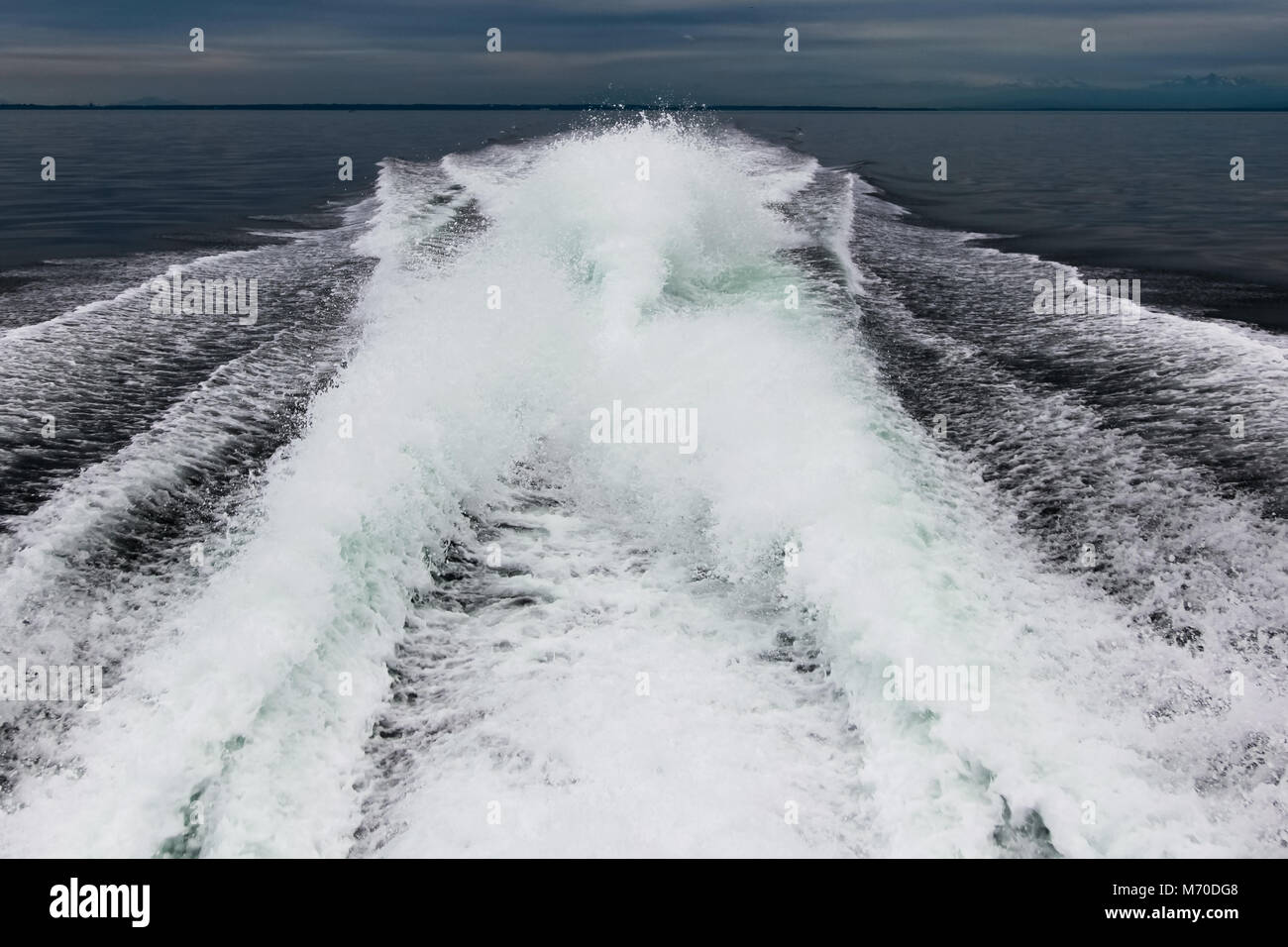 Große helle, dunkle Wasser aus einem großen leistungsstarken Boot mit 4 V8 Motoren. Stockfoto