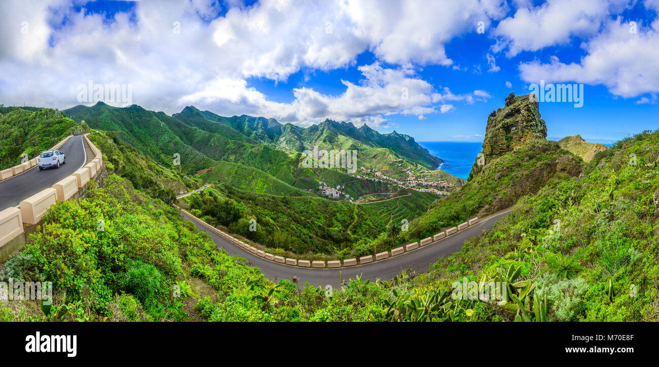 Anagagebirge, Teneriffa, Kanarische Inseln, Spanien: Taganana und serpantine Straße in grünen Bergen mit Horizont Landschaft in der Nähe der Ufer des Atlantischen Ozeans Stockfoto