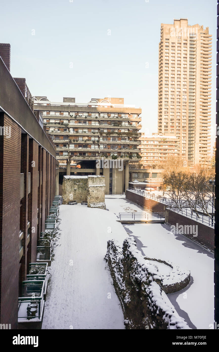 LONDON, GROSSBRITANNIEN, 28. Feb 2018: Schwere Schnee fällt in der Barbican durch Schnee Sturm Emma verursacht. Stockfoto