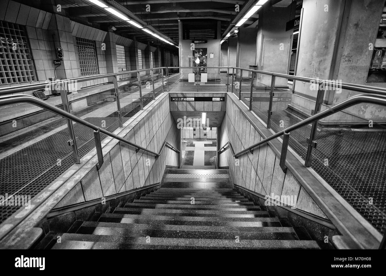 Genua (Genova) Italien. APRIL 14, 2017 - Treppen im U-Bahnhof "inegro" in Genua, Italien Stockfoto