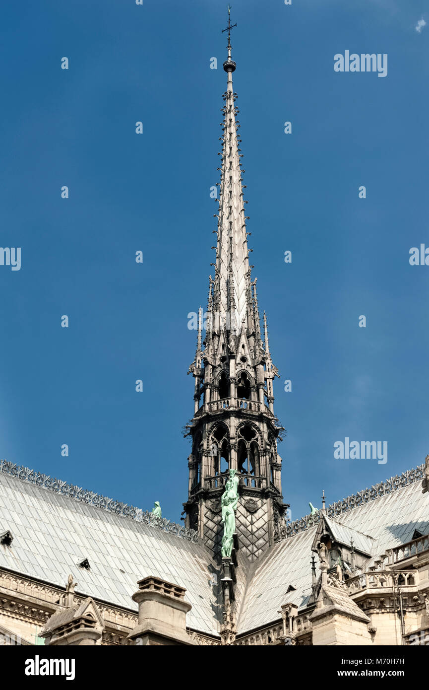 PARIS, FRANKREICH - 06. MAI 2011: Der Turm der Kathedrale Notre-Dame Stockfoto