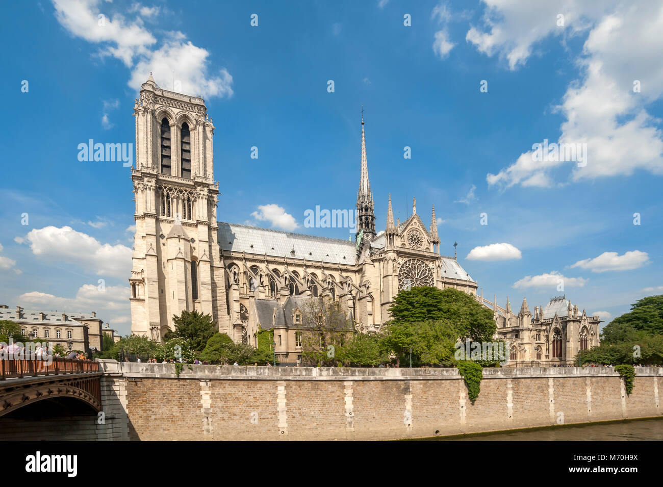 PARIS, FRANKREICH - 06. MAI 2011: Außenansicht der Kathedrale Notre-Dame auf der Ile de la Cite Stockfoto