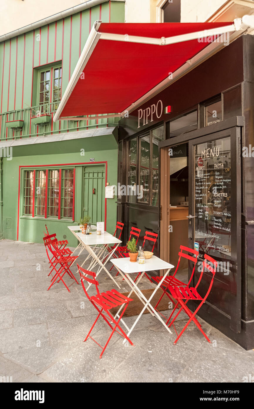 PARIS, FRANKREICH - 06. MAI 2011: Tische und Stühle vor dem hübschen Café-Restaurant auf der Ile de Cite Stockfoto