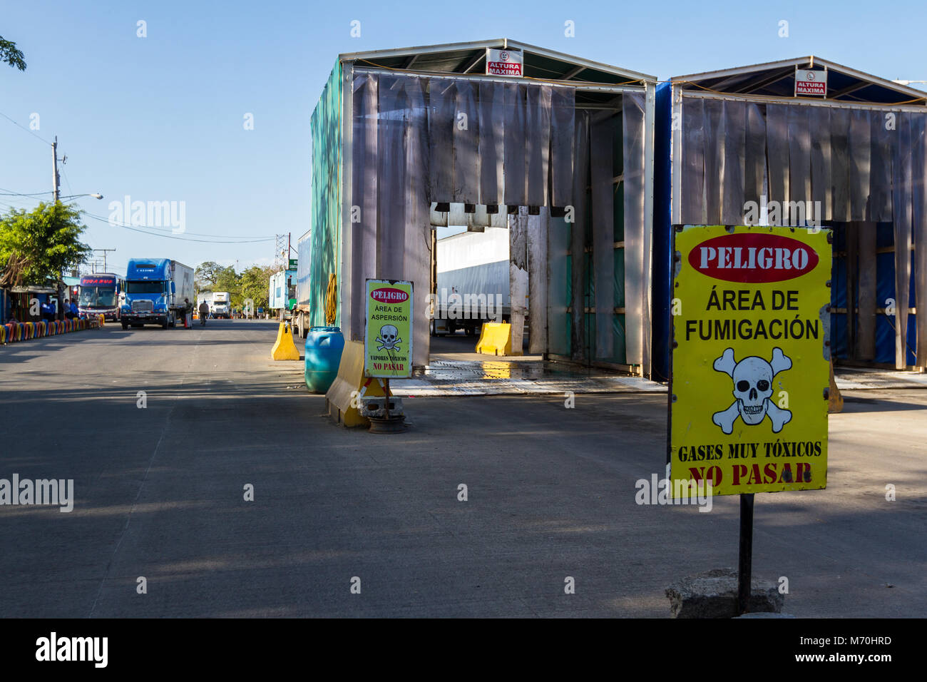 Peñas Blancas, Nicaragua - Januar 22: Gefährliche Chemikalien in allen Fahrzeugen, die die Grenze von Costa Rica in Nicaragua gesprüht wird. 2. Januar Stockfoto