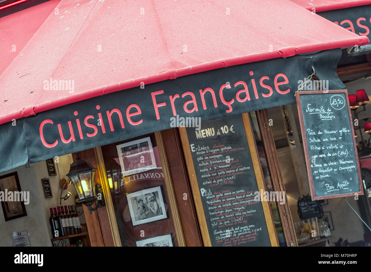 PARIS FRANKREICH - 06. MAI 2011: Restaurant, in dem die Küche Francaise in der Rue de la Huchette im Quartier Latin von Paris, Frankreich, angeboten wird Stockfoto