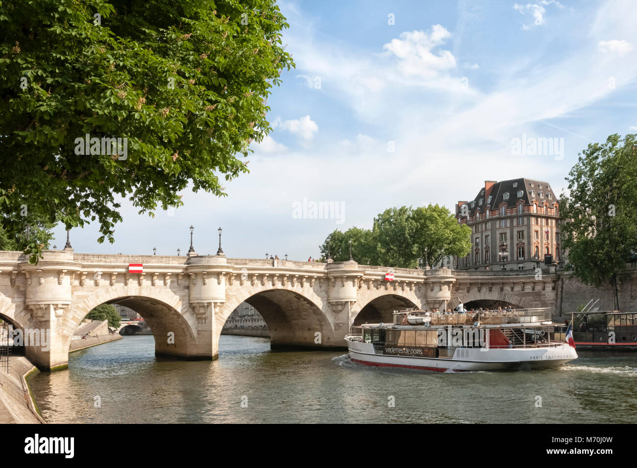 PARIS, FRANKREICH - 06. MAI 2011: Bateaux Mouche Sightseeing Boot auf der seine in Paris nähert sich der Pont Neuf Brücke Stockfoto