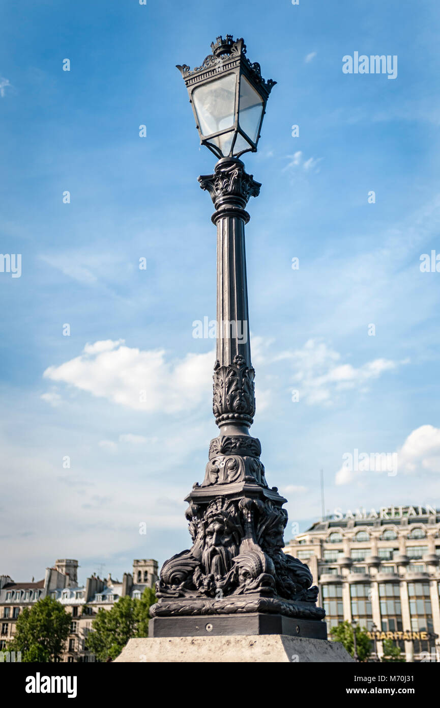 PARIS, FRANKREICH - 06. MAI 2011: Kunstvoll verzierter Laternen-Leuchtturm auf der Pont-Neuf-Brücke Stockfoto