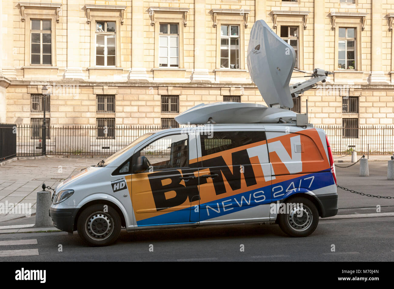 PARIS, FRANKREICH - 06. MAI 2011: Außerhalb des TV-Lieferwagens für BFMTV in Street Stockfoto