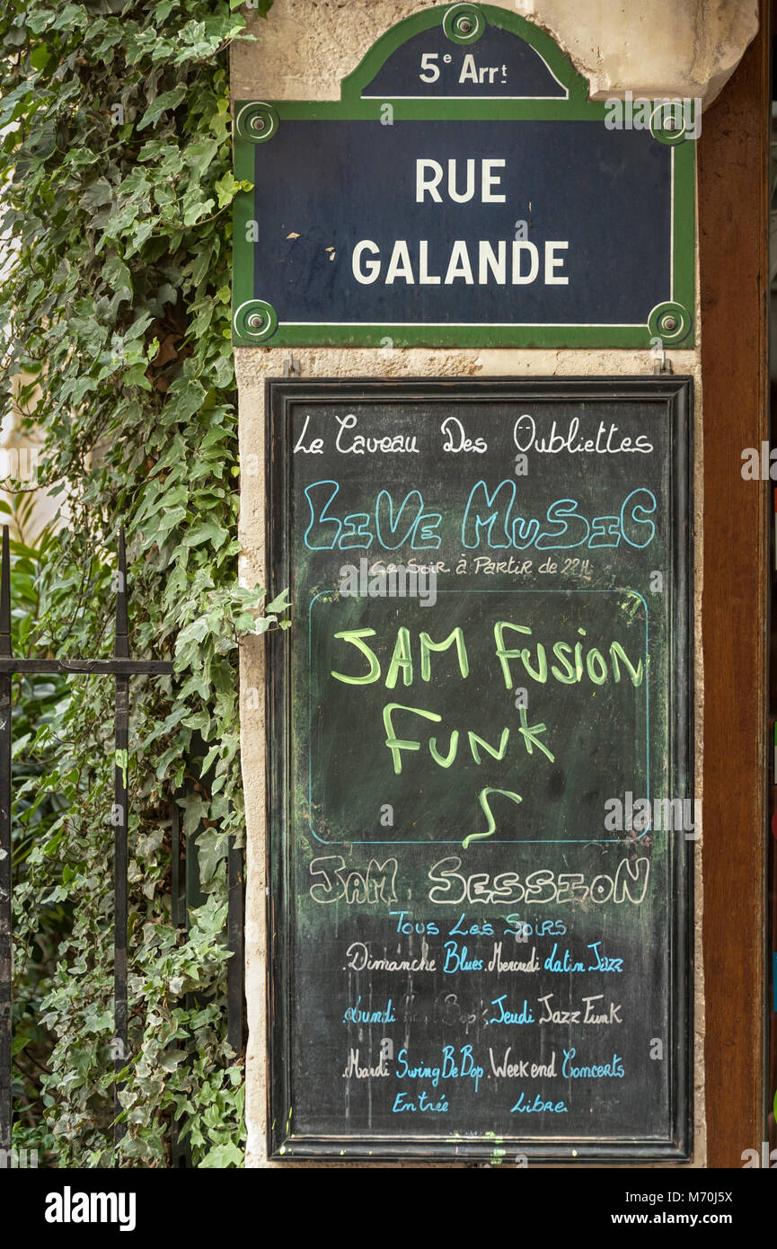 PARIS, FRANKREICH - 06. MAI 2011: Straßenschild Rue Galande im Quartier Latin von Paris mit Schild Les Caveau des Oubliettes Jazz Club Stockfoto