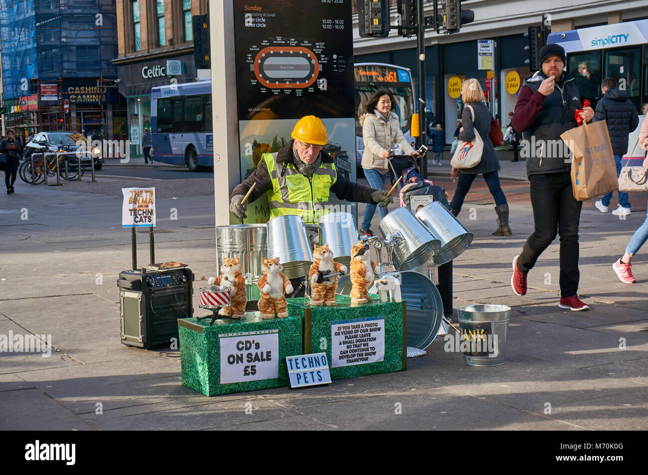 Street artist Spielen bin Schlagzeug auf den Straßen von Glasgow, UK Stockfoto
