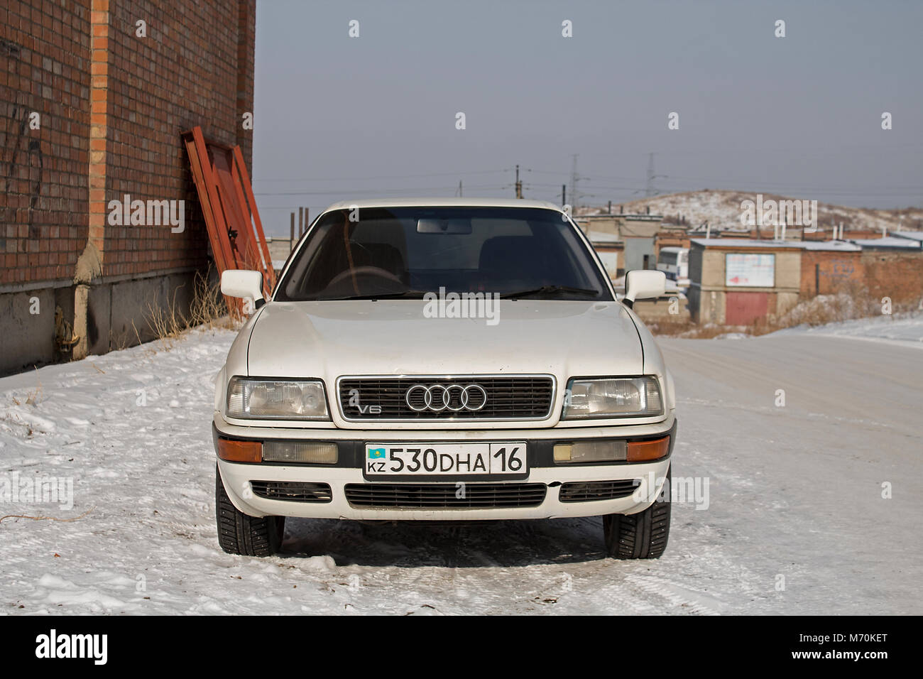 Kasachstan, Ust-Kamenogorsk - Februar 17., 2018. Fahrzeug Audi 80 B4. Weißes Auto. Stockfoto