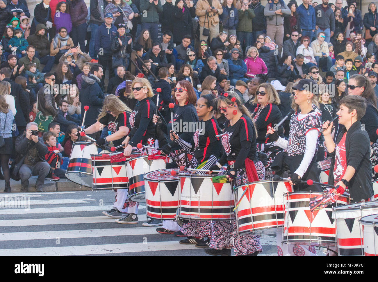 Mitglieder von Batala Washington März und Schlagzeug spielen, in der die 2018 Chinese New Year Parade in Washington, DC. Batalá Washington ist ein alle - Frauen Afro-Br Stockfoto