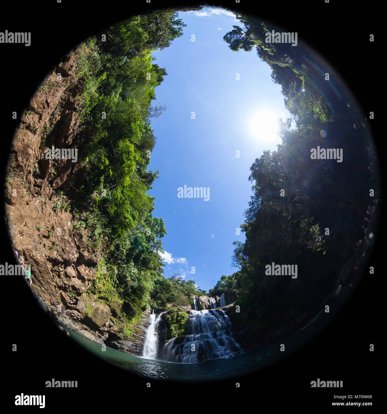 Nauyaca Wasserfällen mit einer tiefen Schwimmen Loch und großen Felsen im Südpazifik von Costa Rica, geschossen mit einem Fish Eye Objektiv für eine kreisförmige Wirkung Stockfoto