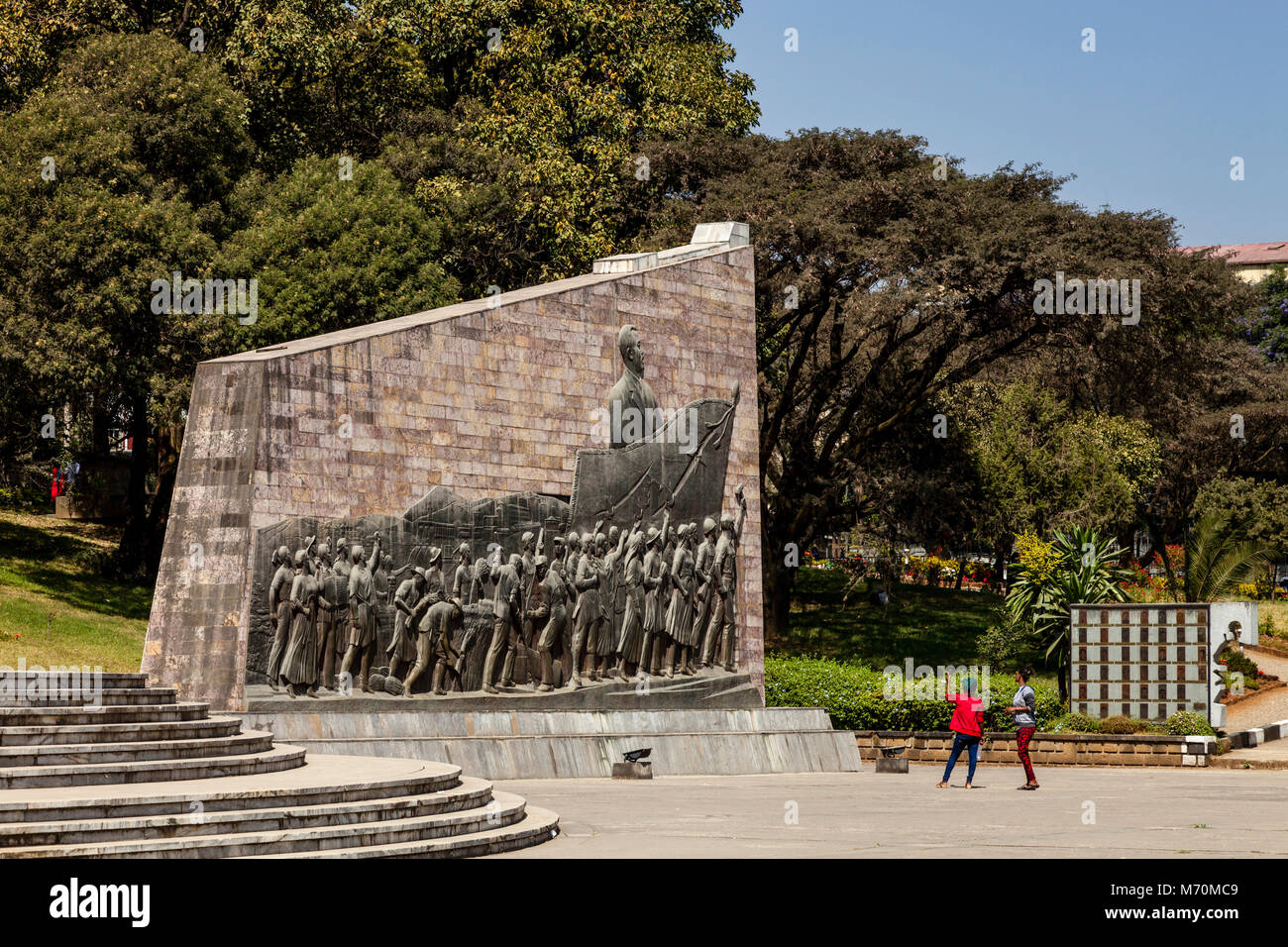 Ein Wandrelief am Tiglachin Monument (auch als Derg Denkmal) Churchill Avenue, Addis Abeba, Äthiopien bekannt Stockfoto