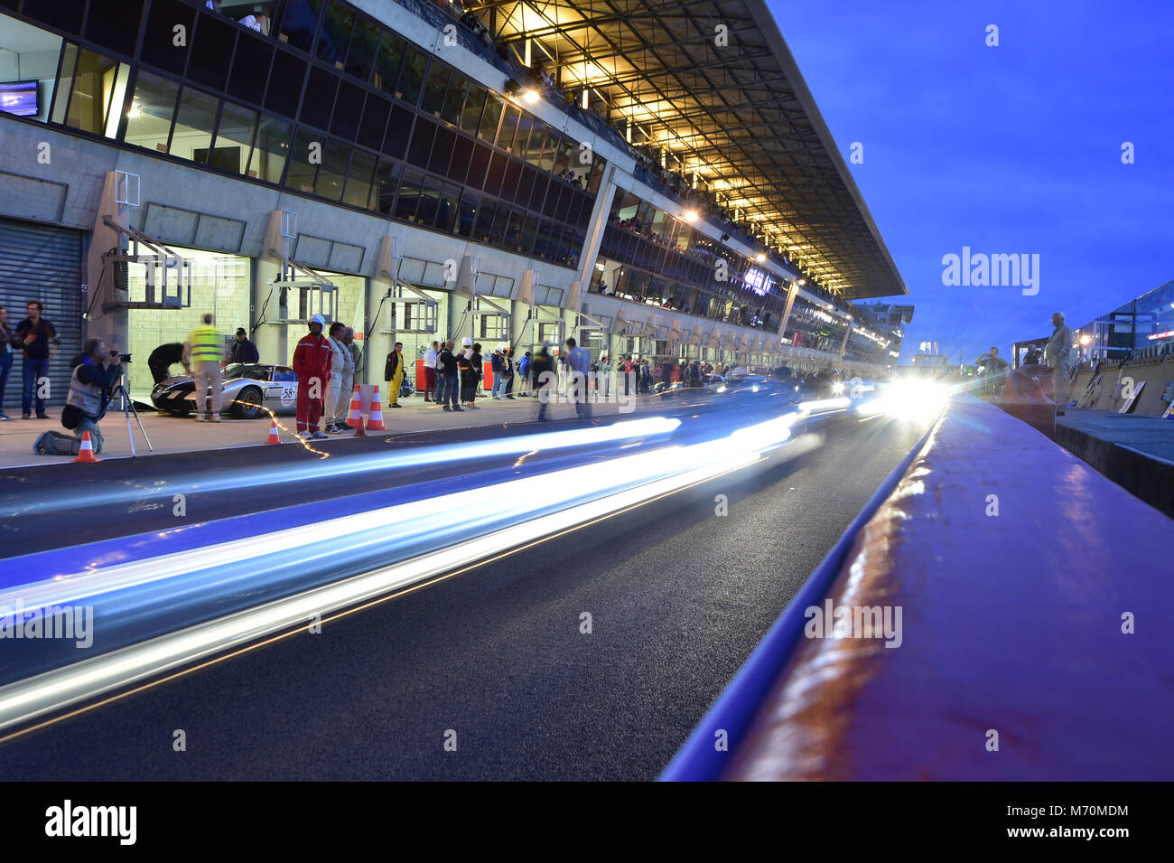 Die Gruben in der Nacht, Le Mans Classic 2014, 2014, Rundstrecke, Classic, Oldtimer, klassische Rennwagen, Frankreich, La Sarthe, Le Mans, Le Mans Classic Stockfoto