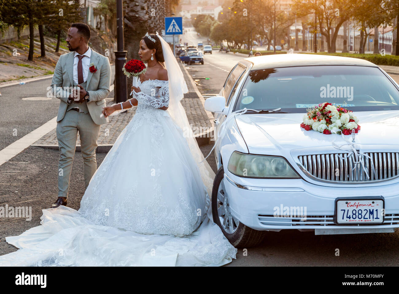 Eine junge äthiopische Paar posieren für Fotos außerhalb des Sheraton Hotel, Addis Abeba, Äthiopien Stockfoto