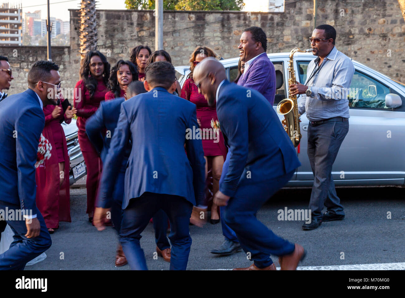 Männliche Mitglieder einer Bridal Party tanzen auf der Straße, Addis Abeba, Äthiopien Stockfoto