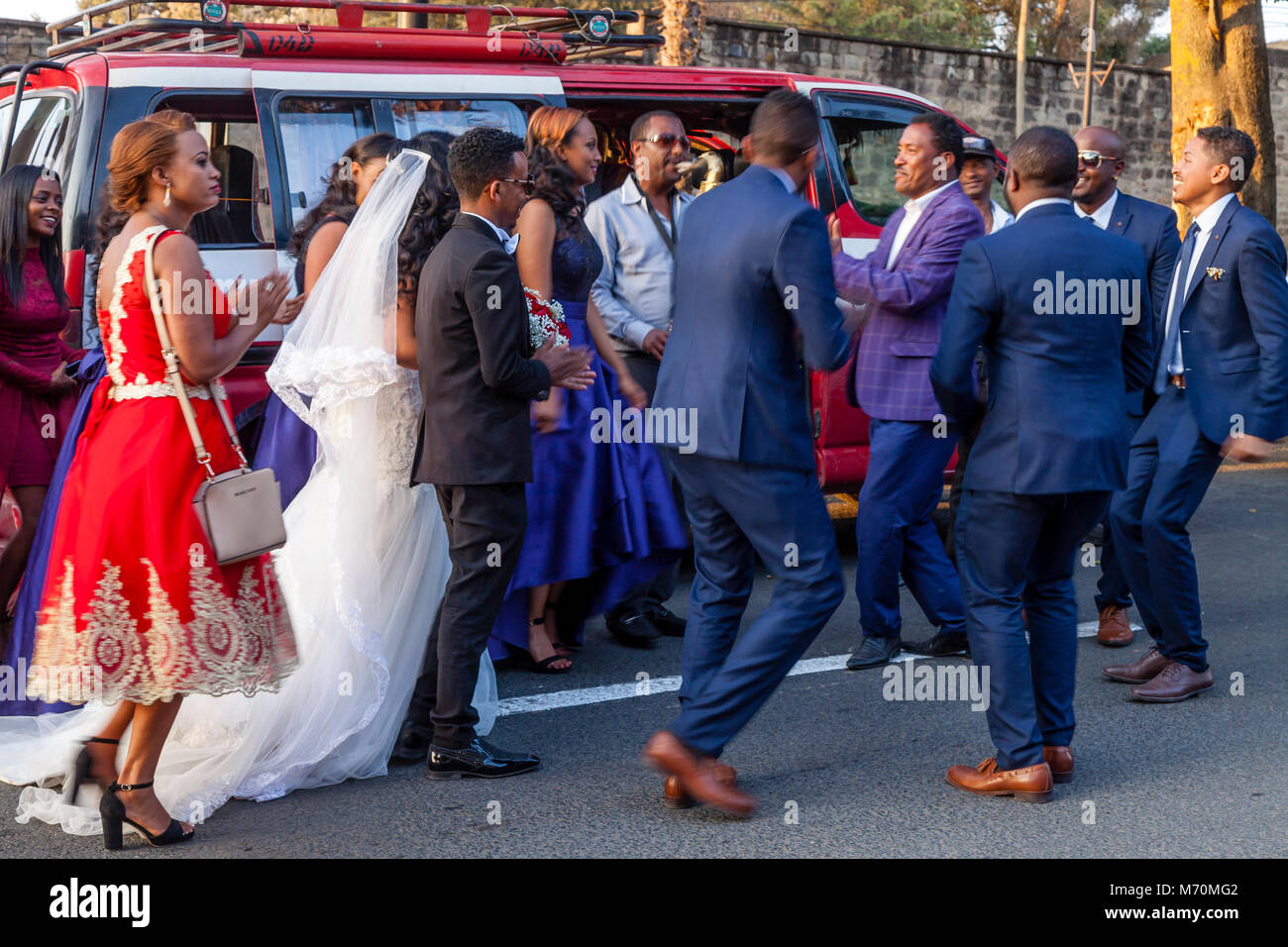 Männliche Mitglieder einer Bridal Party tanzen auf der Straße, Addis Abeba, Äthiopien Stockfoto