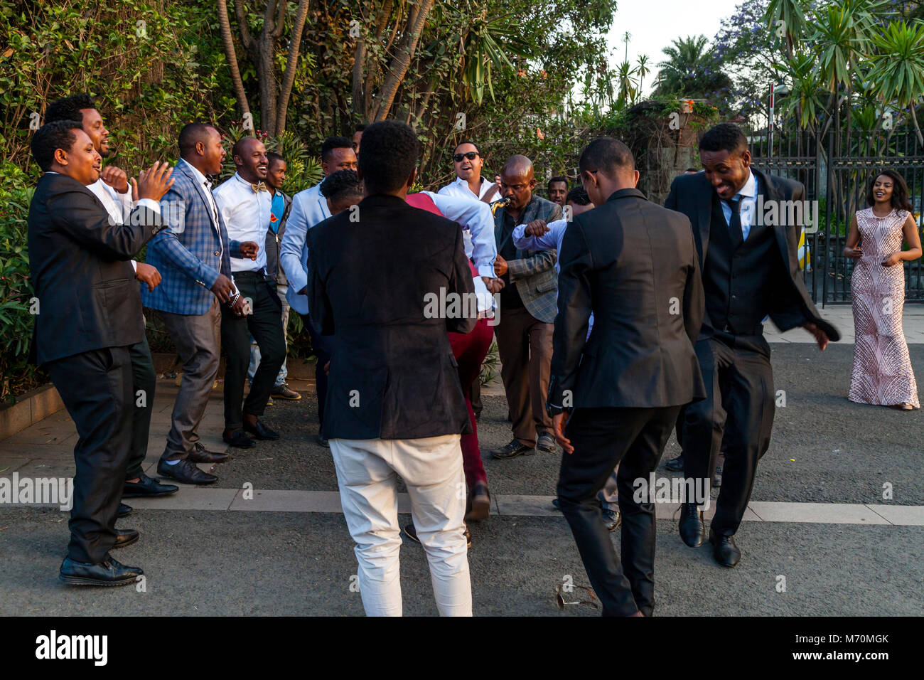 Männliche Mitglieder einer Bridal Party tanzen auf der Straße, Addis Abeba, Äthiopien Stockfoto