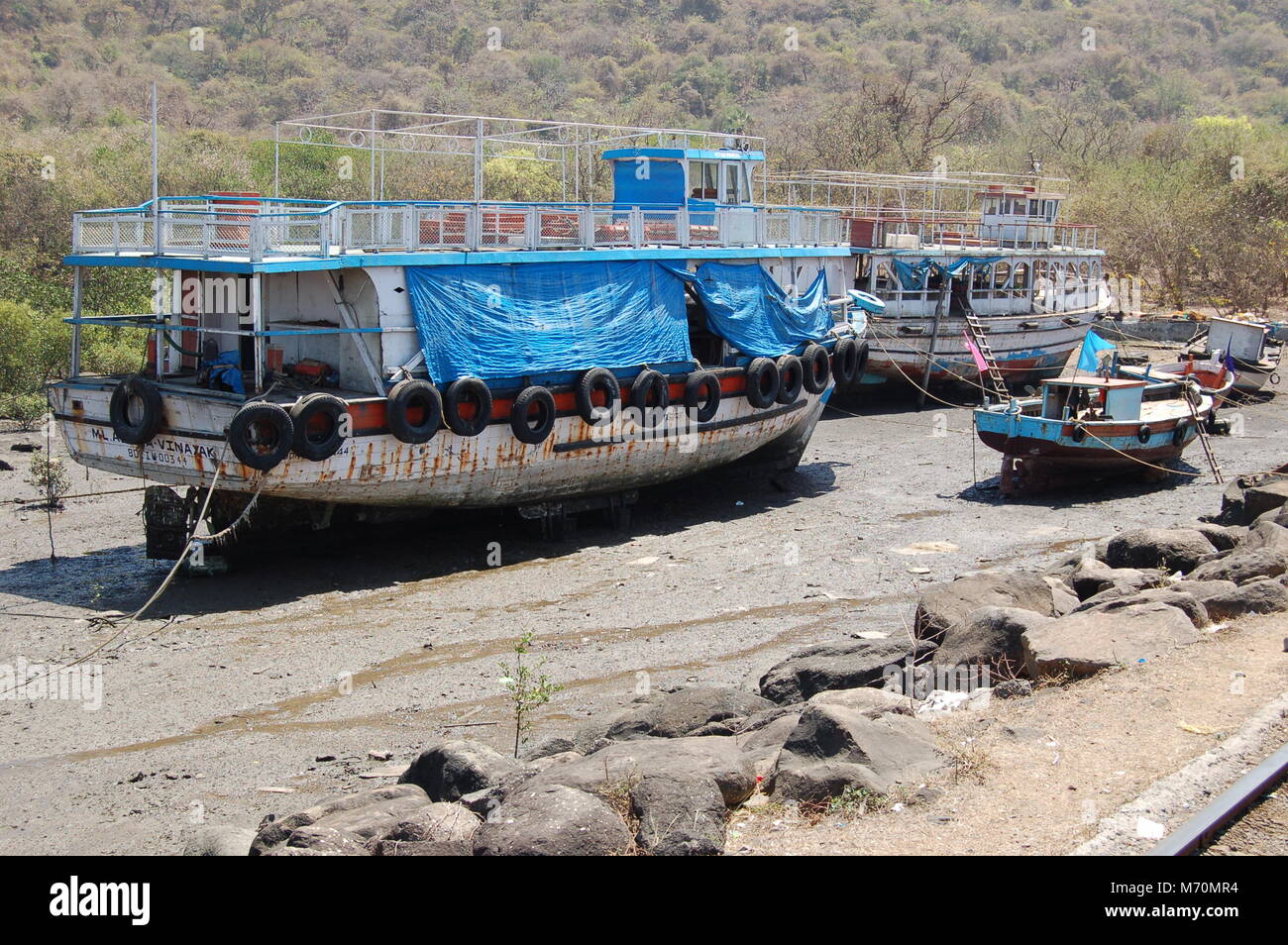 Strände Boote auf Elephanta Island, Mumbai, Indien Stockfoto