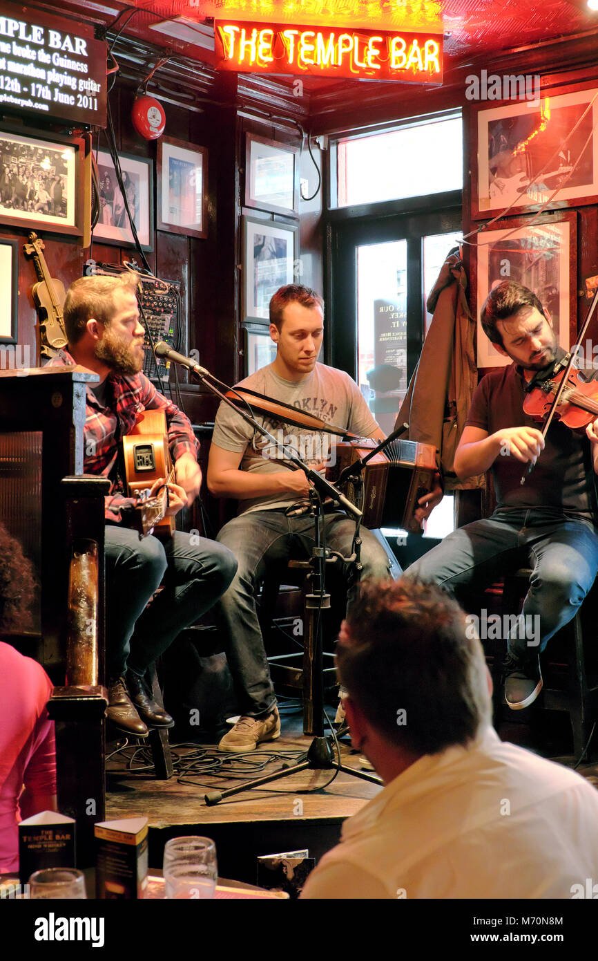 Traditionelle irische Musik Session, der Temple Bar Pub, Temple Bar, Dublin, Irland Stockfoto