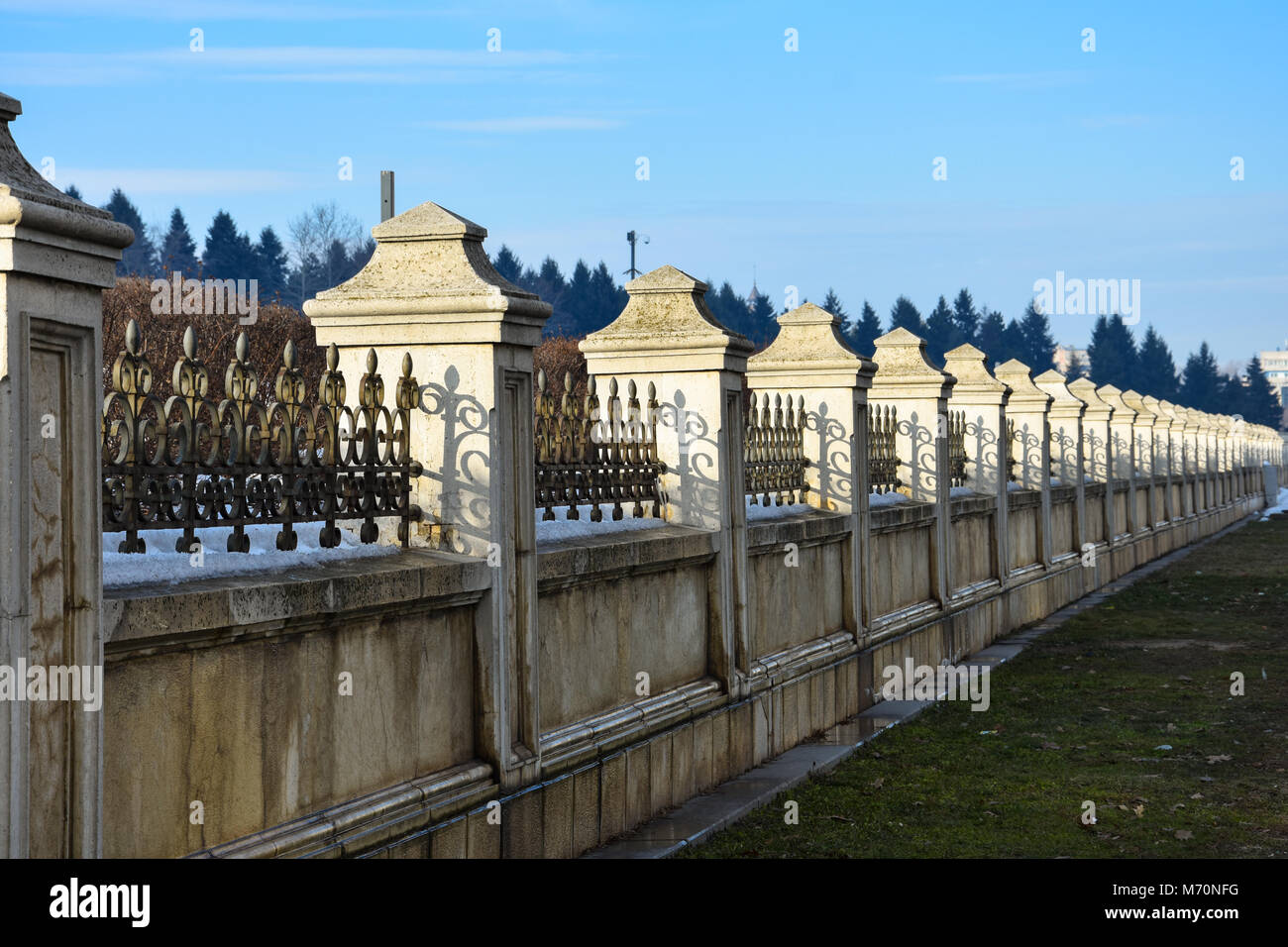 Gitterrost und Wand mit Säulen. Palast des Parlaments (Palatul Parlamentului din Rumänien) auch als Menschen Haus (Casa Poporului) Buchar bekannt Stockfoto