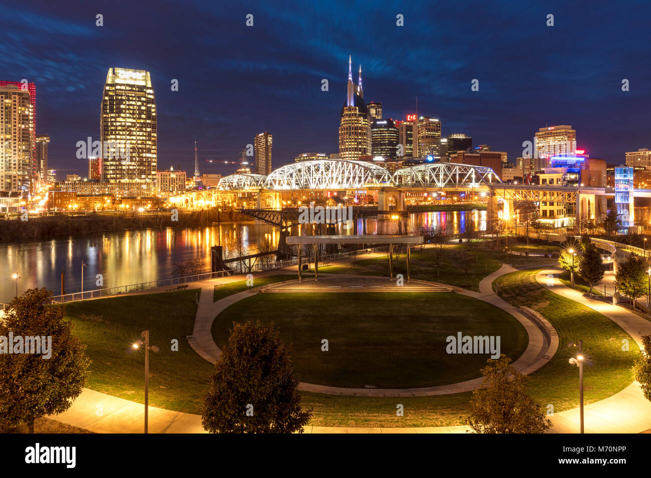 Dämmerung über den Cumberland River und Downtown Nashville, Tennessee, USA Stockfoto