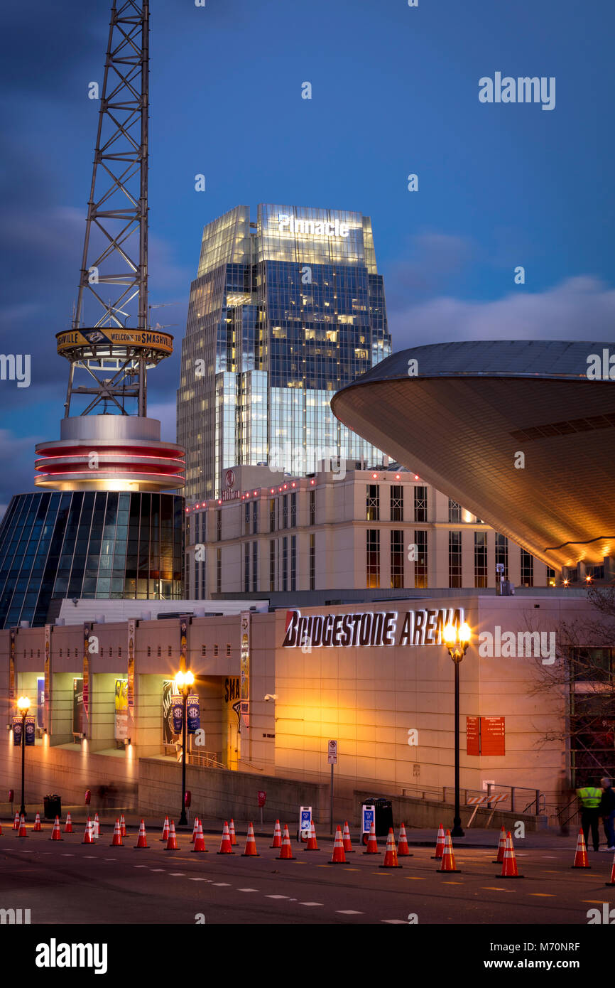 Bridgestone Arena und Pinnacle Gebäude in der Innenstadt von Nashville, Tennessee, USA Stockfoto