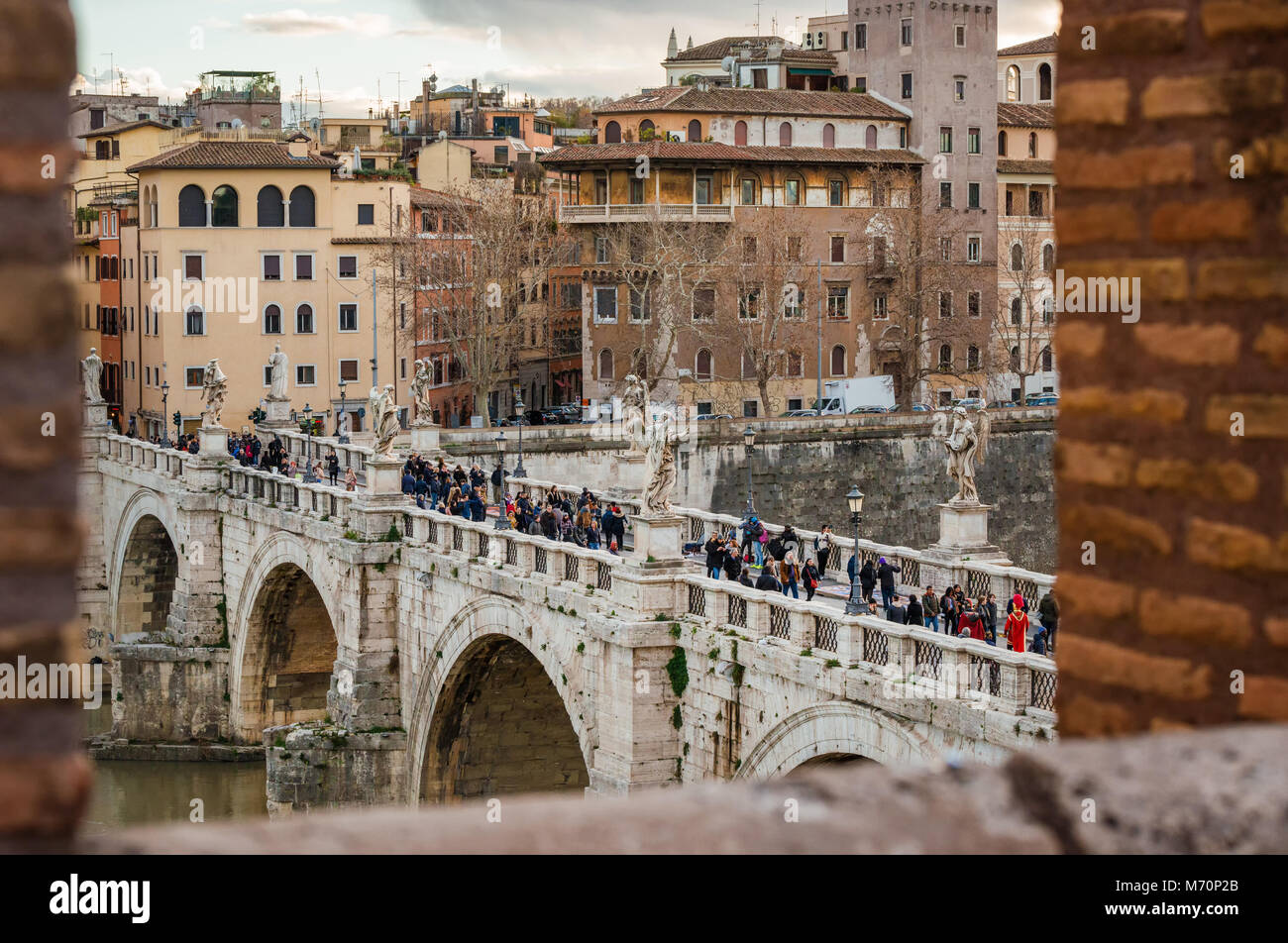 Touristen entlang Sant'Angelo Brücke (Heiligen Engel, Brücke) im historischen Zentrum von Rom, von Burg zinne gesehen Stockfoto