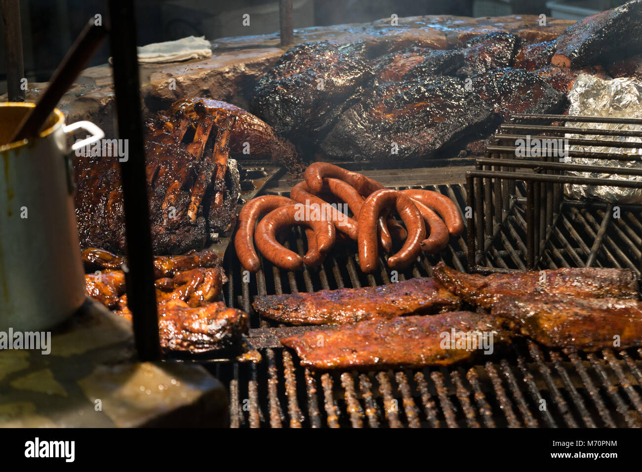 Texas style BBQ Pit geräuchertes Fleisch Rippchen Würstchen über Flamme  Stockfotografie - Alamy