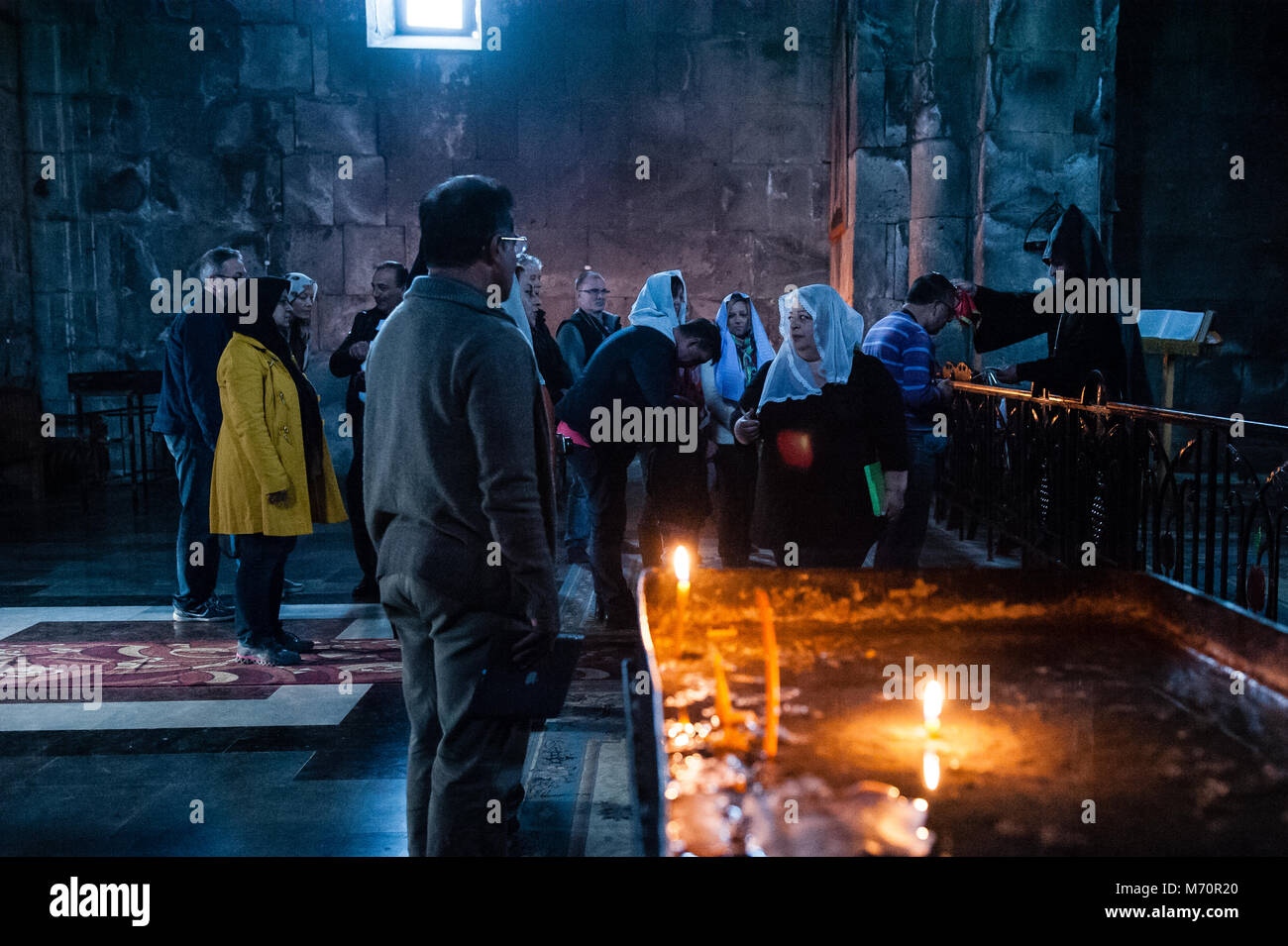 Gruppe von widmen orthodoxen Christen im Kloster Tatev Stockfoto