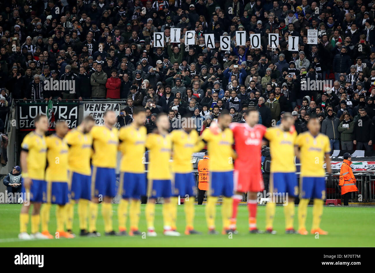 Juventus Fans halten ein Schild, wie Sie eine Schweigeminute für Davide Astori vor dem UEFA Champions League Runde 16, zweite Bein Match im Wembley Stadion, London beobachten. Stockfoto