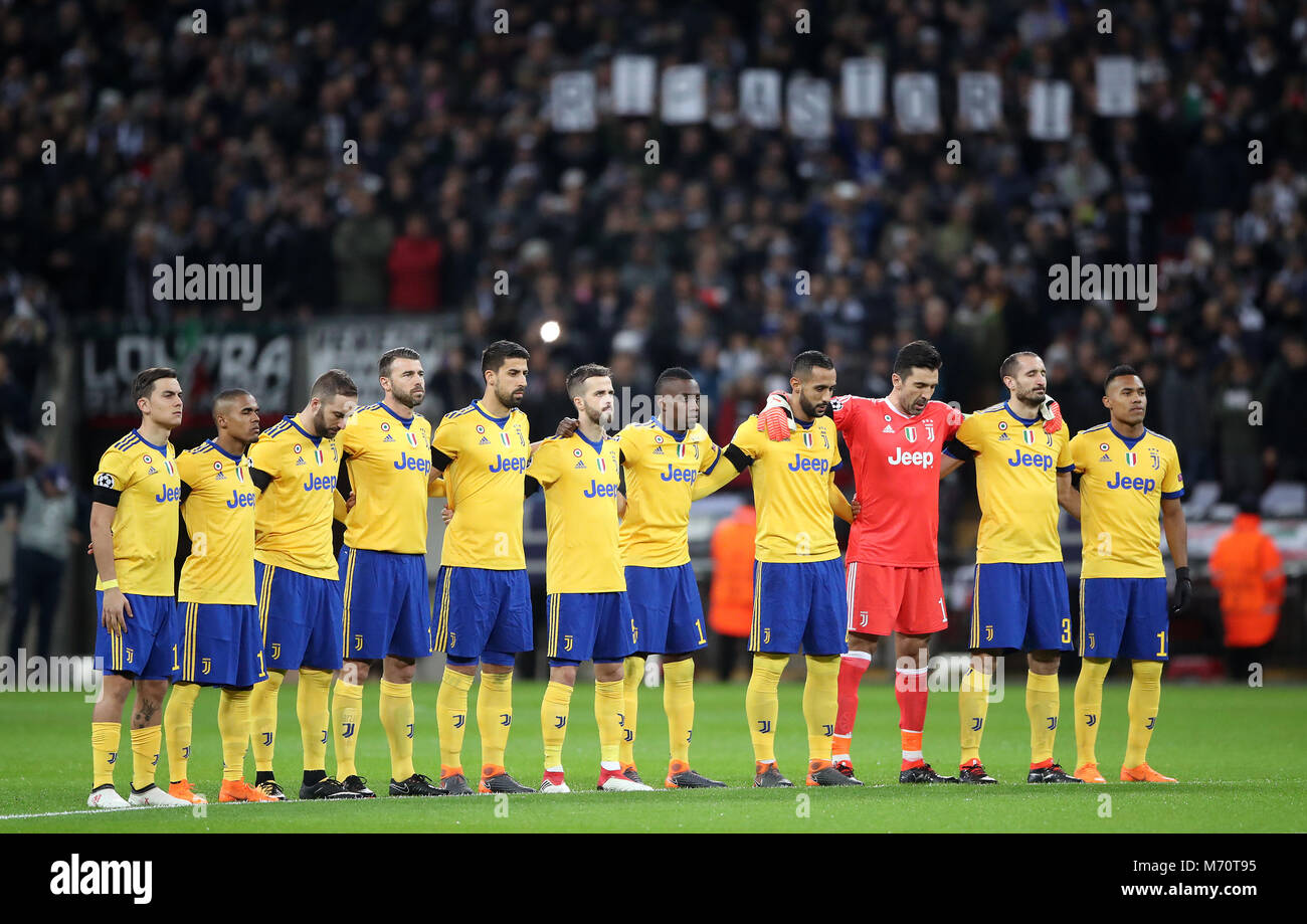 Juventus Spieler zu einer Schweigeminute in Gedenken an Davide Astori vor dem UEFA Champions League Runde 16, zweite Bein Match im Wembley Stadion, London. Stockfoto