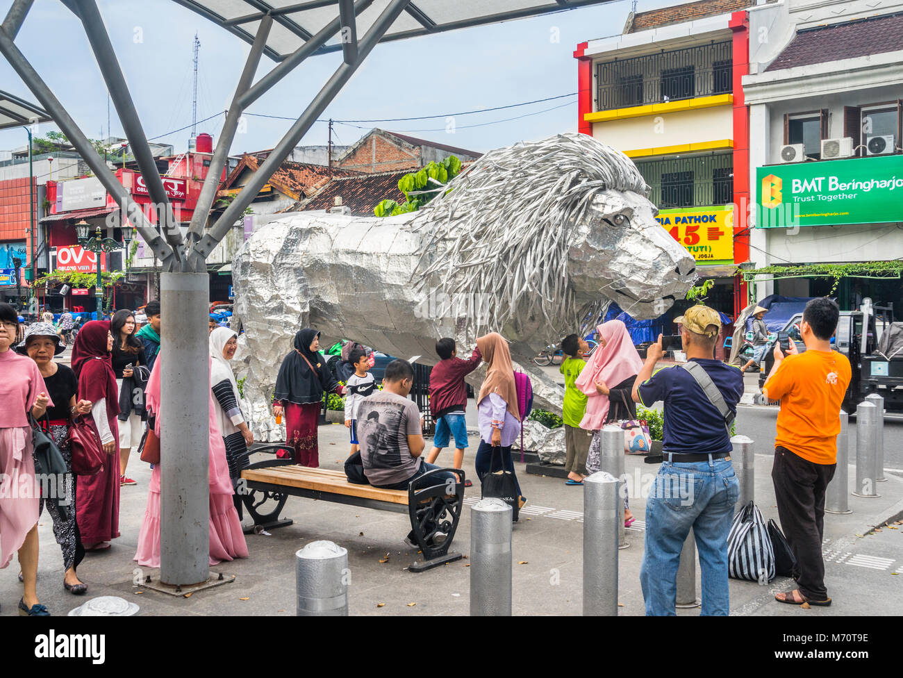 Indonesien, Central Java, Yogyakarta, Aluminium und Stahl Skulptur eines Löwen, mit dem Titel 'Härte' der einheimischen Künstlerin Timbul Raharjo an der Jalan Malioboro Stockfoto