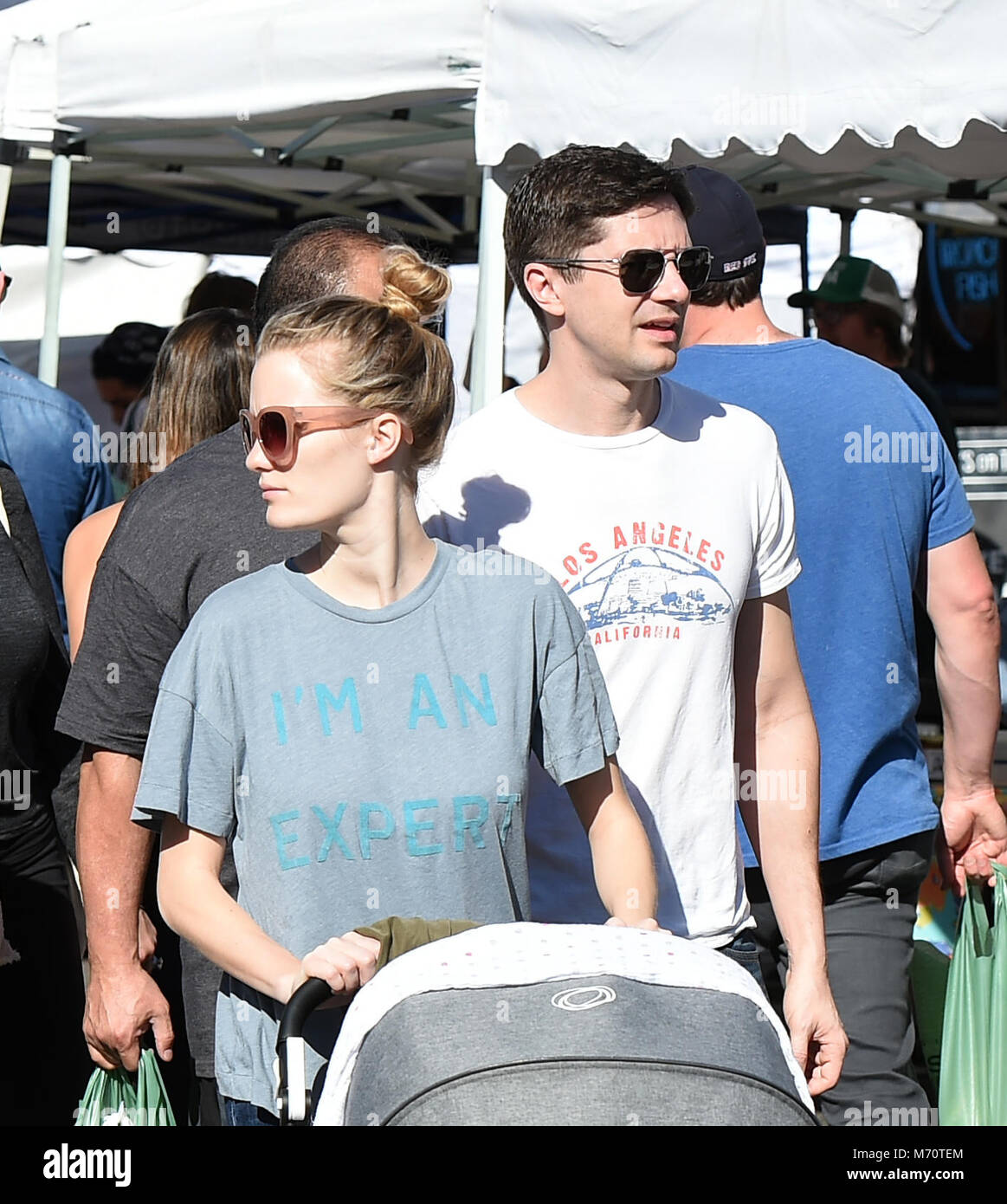 Topher Grace geht an den Bauernmarkt mit seiner Frau Ashley und neugeborenen Tochter Mabel Jane Mit: Topher Grace, Ashley Hinshaw, Mabel Jane Gnade Wo: Los Angeles, Kalifornien, Vereinigte Staaten, wenn: 04 Feb 2018 Credit: WENN.com Stockfoto