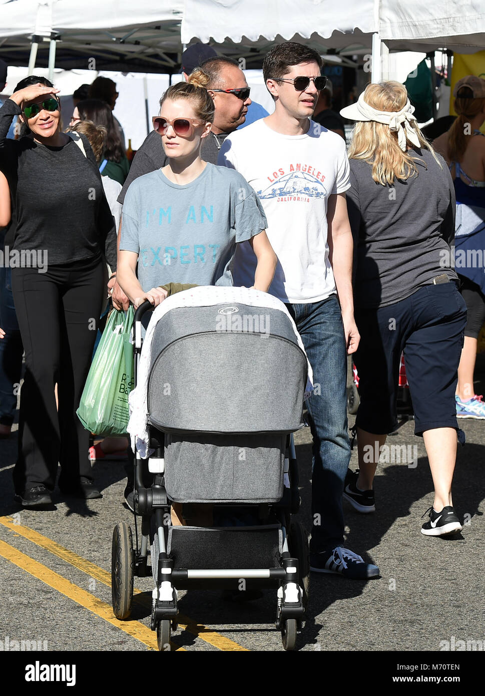 Topher Grace geht an den Bauernmarkt mit seiner Frau Ashley und neugeborenen Tochter Mabel Jane Mit: Topher Grace, Ashley Hinshaw, Mabel Jane Gnade Wo: Los Angeles, Kalifornien, Vereinigte Staaten, wenn: 04 Feb 2018 Credit: WENN.com Stockfoto